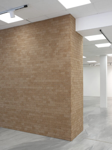 Alice Musiol, Wand, 2025, Knäckebrot, 320 x 440 x 95 cm, KUNSTRAUM Hase29, Osnabrück