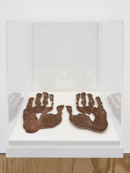 Hände, 2024, Kupfer, 22 x 23 x 0,1 cm